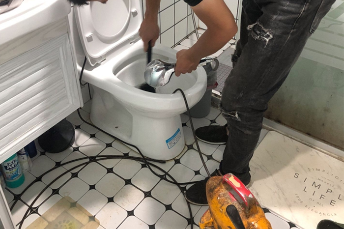 阿里马桶堵塞自己疏通还是找师傅?专业上门服务让你省时更省心